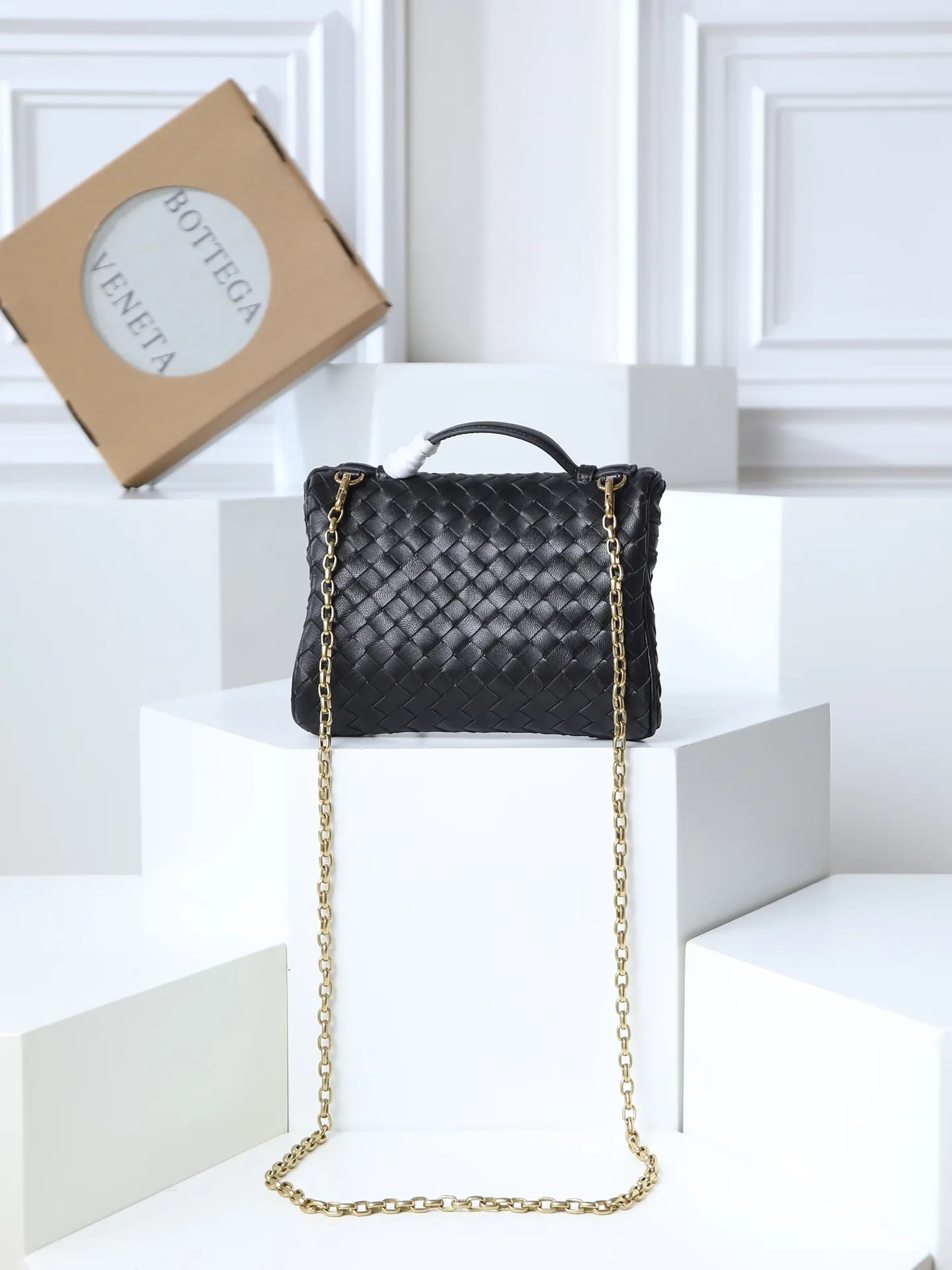 800. BOTTEGA VENETA2025 new women's small Soft Vanity bag adopts the classic Intrecciato weaving technique, inheriting the classics. The ring buckle design 😎 The light metal chain gives you a high-end sense of matching. The chain is removable, so you can wear it as a small bag ~ An elegant small bag that is perfect for participating in events. The overall body of the bag is as soft as marshmallow and can be easily kneaded, showing the strong toughness and high-end feel of the leather. The touch of sheepskin is so amazing. It is so healing when pinched! I have absolutely no resistance to small bags! ! ! Style number: 843800 Size: 19*14*3cm
